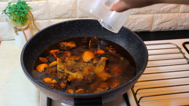 萝卜炖鸭肉,加入清水过没鸭肉