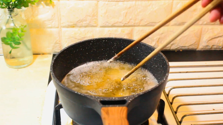 糖醋里脊肉,油8成热下锅