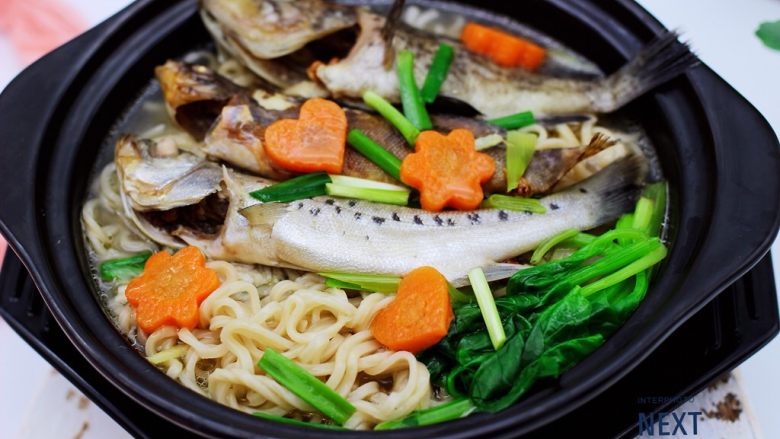 十味 海杂鱼荞麦面,荞麦面上面浇上做好的海杂鱼和菠菜就可以食用了。
