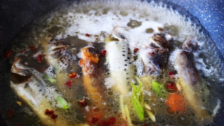 十味 海杂鱼荞麦面,大火煮沸后转小火炖煮20分钟后。
