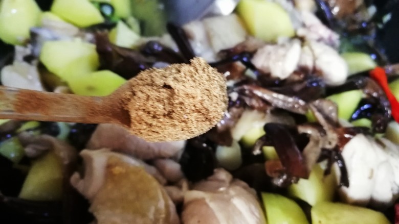 鸡腿炖蘑菇土豆块,放入13香1小勺,