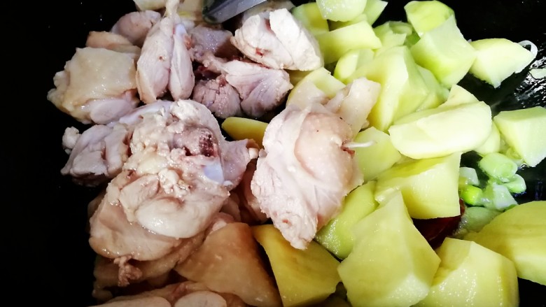 鸡腿炖蘑菇土豆块,再放入鸡腿肉,土豆块翻炒。