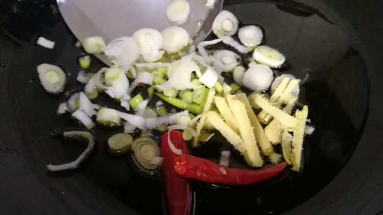 鸡腿炖蘑菇土豆块,接着放入葱,姜,朵椒炒香。