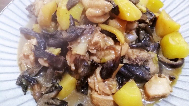 鸡腿炖蘑菇土豆块,起锅装盘,热气腾腾,香味儿十足。下饭又营养的一道好菜。