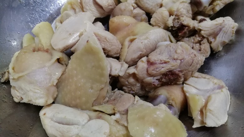 鸡腿炖蘑菇土豆块,新鲜鸡大腿儿一个,切块,烧开水焯一下。