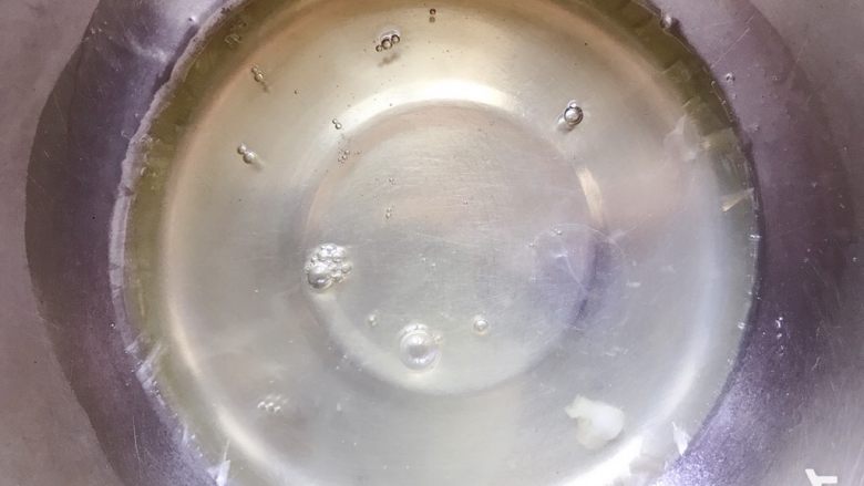 焦糖海盐戚风蛋糕,打蛋白前开始预热烤箱。取出有冰渣的蛋白,滴入<a style='color:red;display:inline-block;' href='/shicai/ 715'>白醋</a>