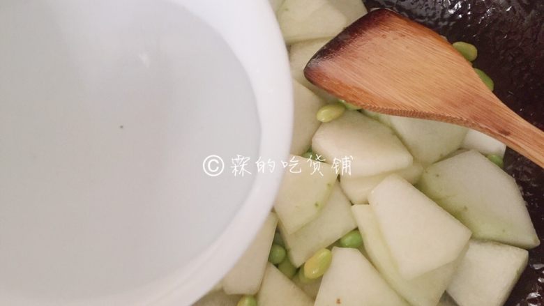 冬瓜肉丝烩毛豆,小半碗水,翻炒均匀