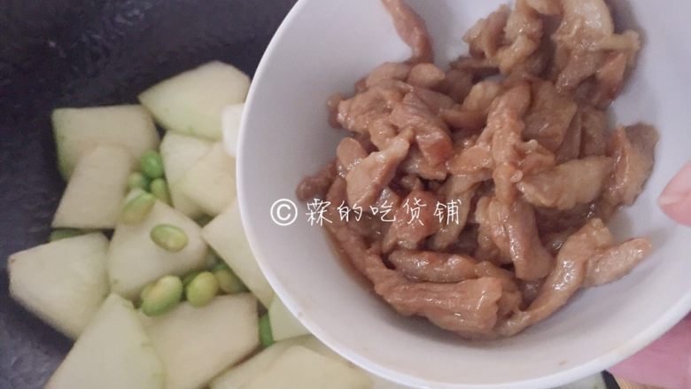 冬瓜肉丝烩毛豆,最后倒入肉丝，盖上锅盖，焖煮10分钟左右，煮至毛豆彻底酥烂就可以了