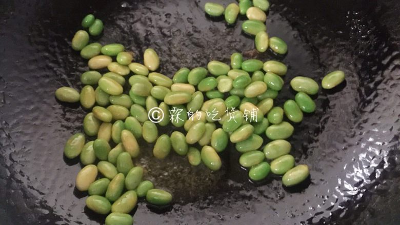 冬瓜肉丝烩毛豆,再起油锅,把毛豆倒入煸炒,毛豆不易熟,所以加三分之一小碗的<a style='color:red;display:inline-block;' href='/shicai/ 156925'>水</a>先煨个5分钟左右