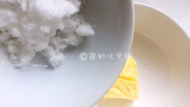 椰蓉花朵面包,醒发的同时,我们来做<a style='color:red;display:inline-block;' href='/shicai/ 5306'><a style='color:red;display:inline-block;' href='/shicai/ 630'>椰蓉</a>馅</a>。黄油软化后加入细砂糖