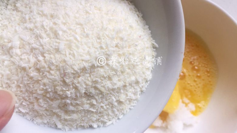 椰蓉花朵面包,再加入椰蓉,用手把椰蓉和黄油揉匀