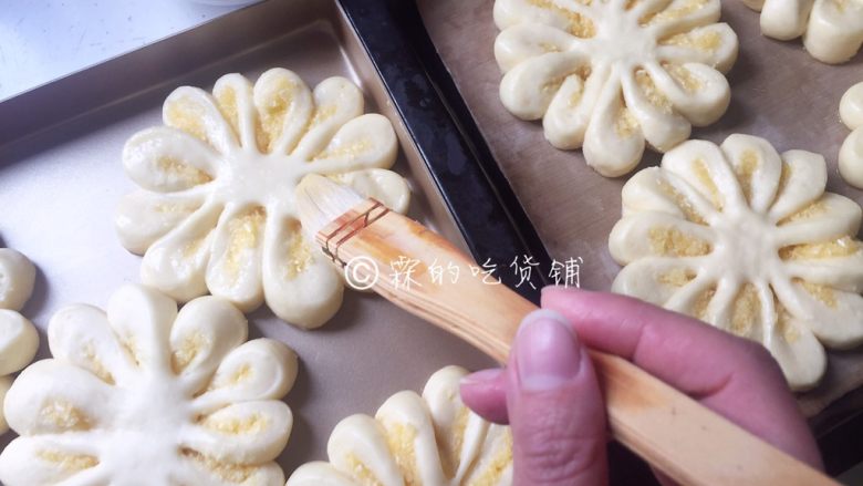 椰蓉花朵面包,发酵至有原来的两倍大(烤箱发酵基本在1小时左右),在面包表面刷上全蛋液