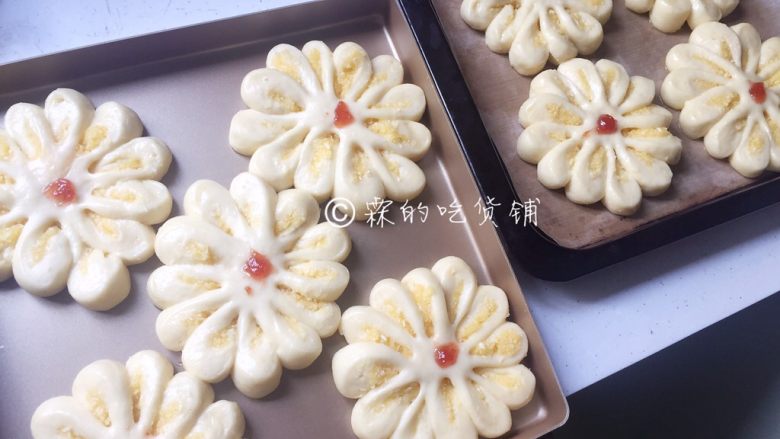 椰蓉花朵面包,等待入烤箱的宝贝们
烤箱预热,180度,15分钟(具体时间、温度还请根据自家烤箱灵活设定)