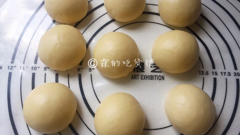 椰蓉花朵面包,平均分成9份,再次揉圆后盖上保鲜膜,室温醒发15分钟