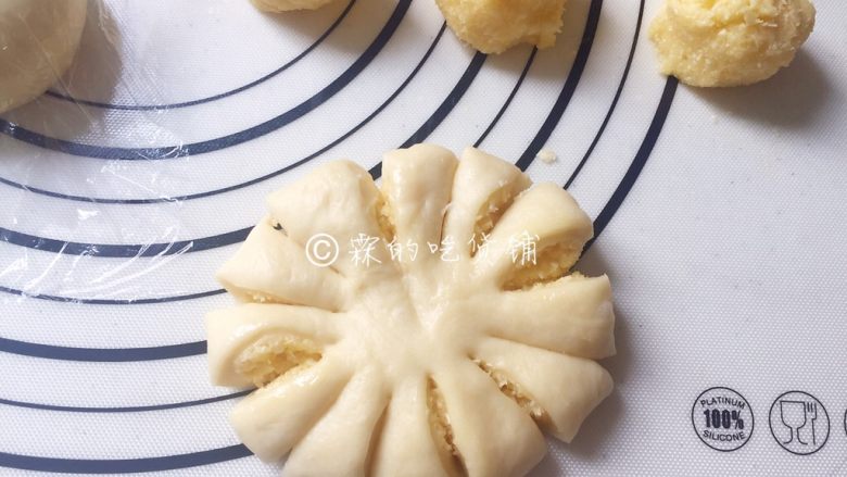 椰蓉花朵面包,用刀在扁圆形的面团上切12刀,注意中间不要切断
