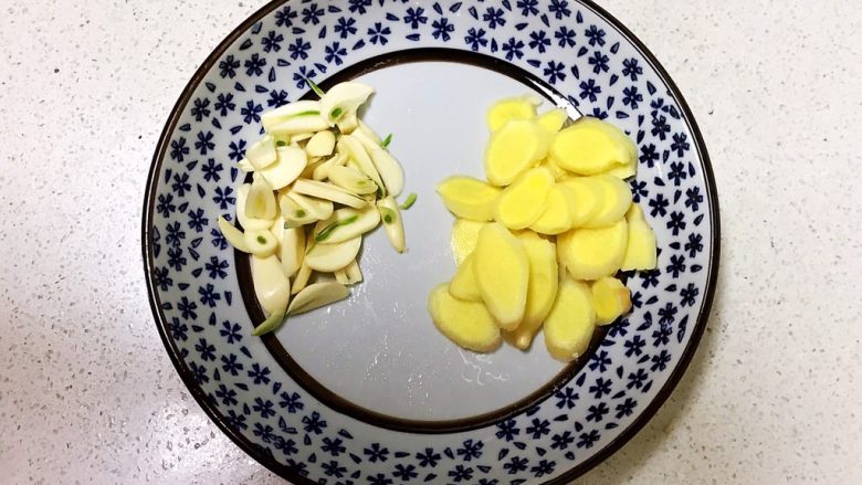 仔姜炒豆腐,仔姜切成小片,蒜瓣切成小片
