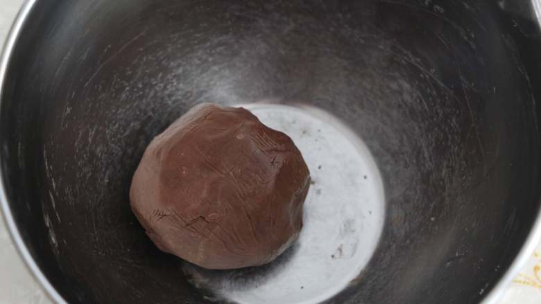 万圣节蜘蛛饼干,揉成面团。揉好的面团装入保鲜袋,冰箱冷藏40分钟。