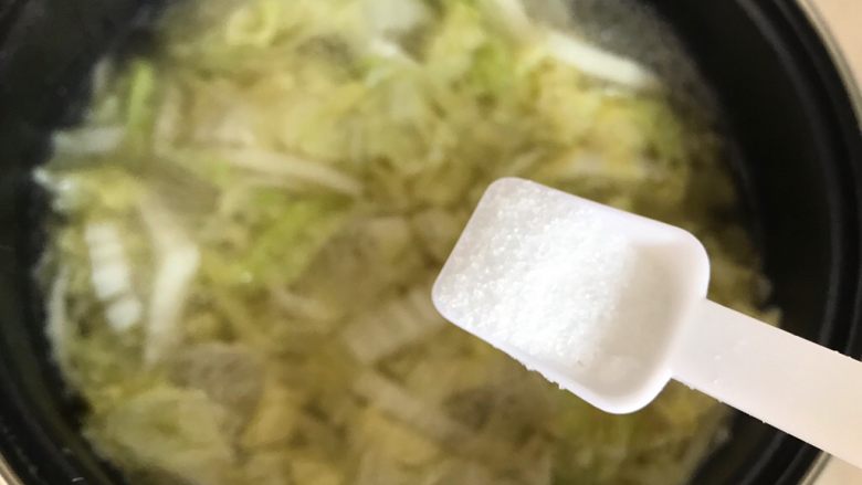 一鸡两吃(白切鸡 鸡汤白菜),加一小勺细盐,搅拌均匀,即可