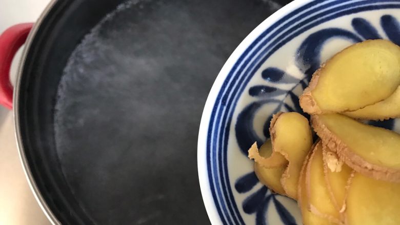 一鸡两吃(白切鸡 鸡汤白菜),锅内煮适量清水,水开后放入姜片