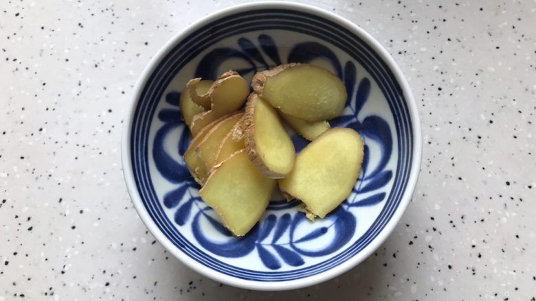 一鸡两吃(白切鸡 鸡汤白菜),生姜洗净之后切成薄片