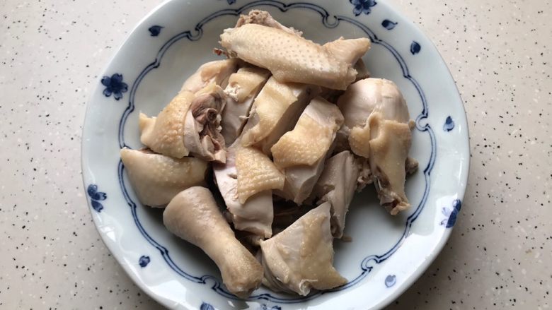 一鸡两吃(白切鸡 鸡汤白菜),捞出过凉好的鸡,控干水分,切件