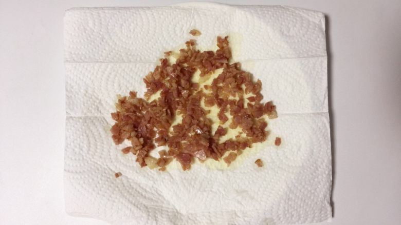 溏心云朵鸡蛋,煎熟的培根放至吸油纸吸掉多余油份