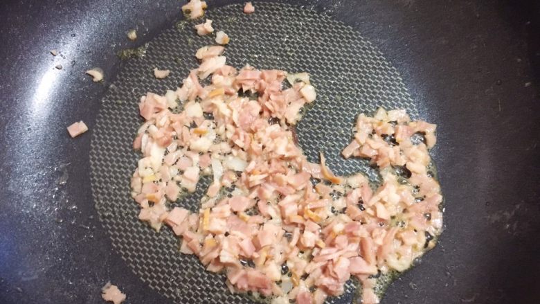 溏心云朵鸡蛋,起锅刷上油,将培根煎熟