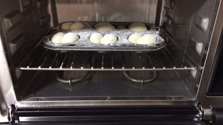 糯米粉小餐包,再次放入蒸烤箱中层进行发酵,约20分钟(具体时间看发酵情况)