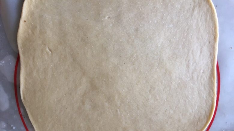新疆果仁大列巴,擀成近似正方形的大面片,厚度约为0.5cm