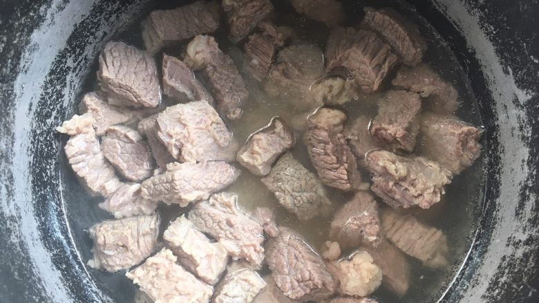 牛肉炖土豆,将葱段跟蒜挑出去