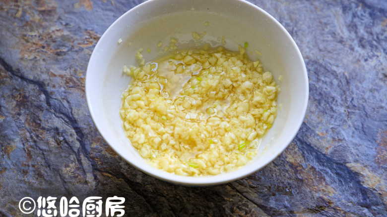 烤蒜蓉开背虾,腌白虾的空隙,准备蒜蓉。一头<a style='color:red;display:inline-block;' href='/shicai/ 2794'>大蒜</a>去皮切碎,蒜碎里放一点盐,少大半勺(盛饭的勺子)热油,趁热浇在蒜碎上,香味扑鼻,用勺子拌匀待用。