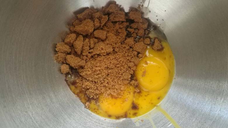 布雷斯特泡芙排,制作夹馅:50克蛋黄加60克金黄幼砂糖打发