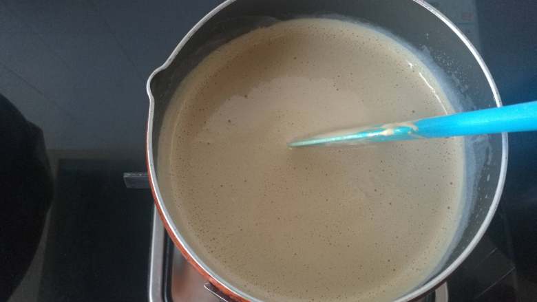 布雷斯特泡芙排,倒回到剩余的一半牛奶中,混合加热,继续搅拌