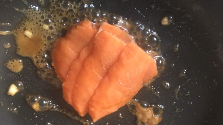 蜜烤三文鱼🍣,4️⃣ 盛出一半,留一半在锅中加入三文鱼片,中小火煎至各面变色。