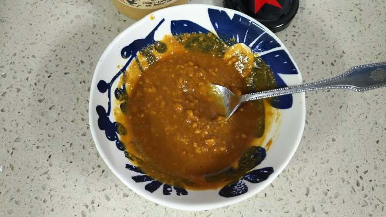 麻酱油麦菜,接着少量多次的加入<a style='color:red;display:inline-block;' href='/shicai/ 793'>米醋</a>和水,最后调成可以呈直线状流下的状态即可。这一步很多人都少加了一味料,只加入麻酱味道就是差那么一点,一定要加入花生酱,而且料汁中还要加入一些醋,调制出来的味道才香,才好吃。麻酱和花生酱要用清水充分调稀一些。我用的花生酱是颗粒型的,我觉得有点颗粒的更香,当然用没有颗粒的也很好,随个人喜好啊。