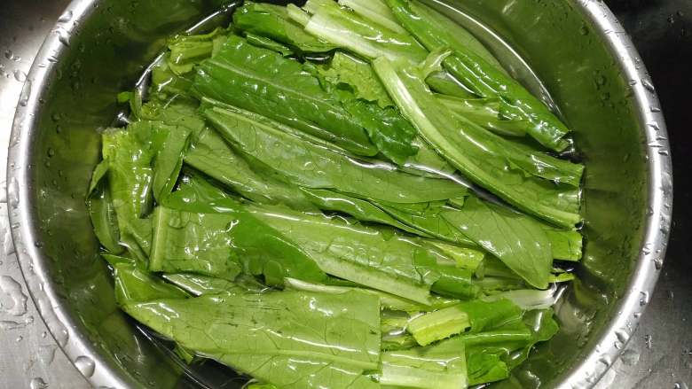 麻酱油麦菜,油麦菜放入冰水中浸泡5分钟,然后捞出沥干水份备用。这样做可以使油麦菜更脆爽。