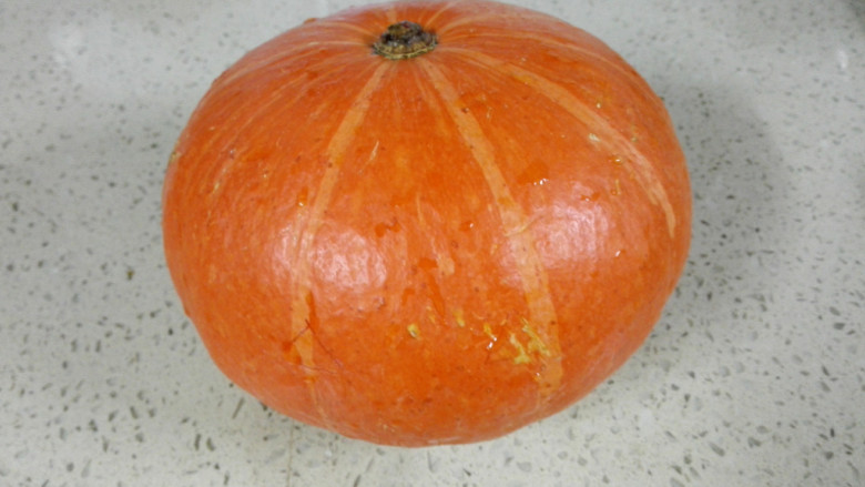 万圣节南瓜,<a style='color:red;display:inline-block;' href='/shicai/ 53'>南瓜</a>洗净,在表面要刻图案的地方用牙签画出轮廓