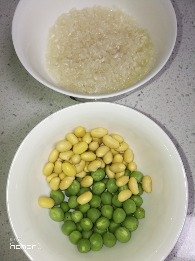 菜谱#十宝粥#(创建于1/11~2018),经泡发清洗的黄豆和豌豆,备用。