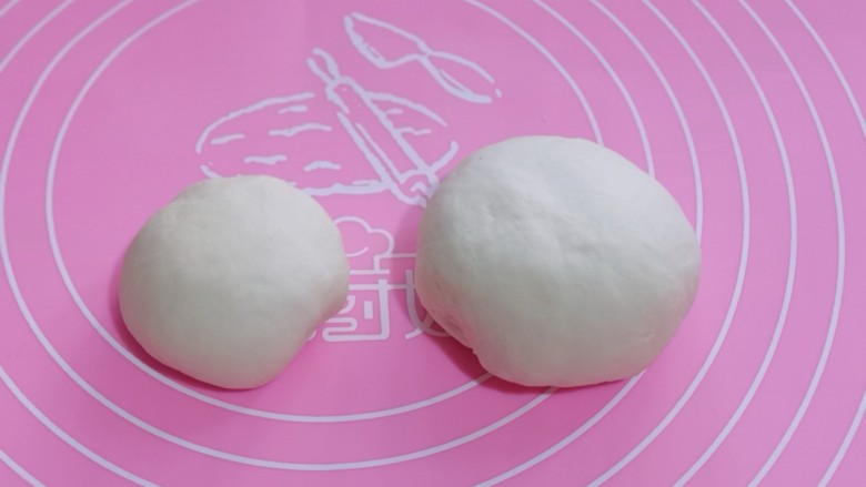 不一样的面食~圣诞老人馒头,把和好的面团,分两块,一大一小!
5