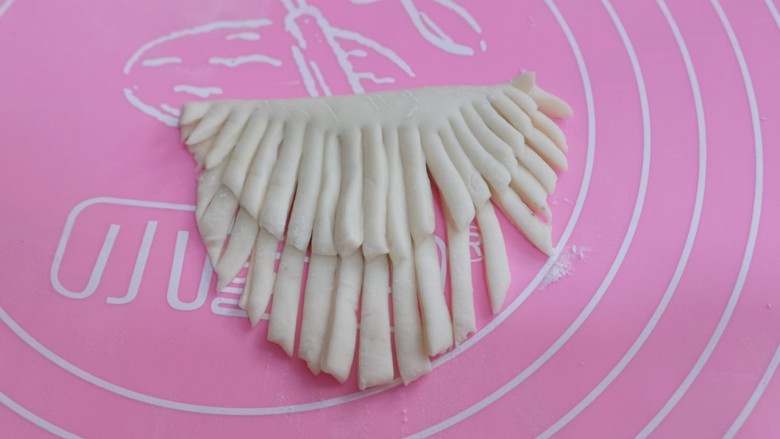 不一样的面食~圣诞老人馒头,用刀切成胡须的样子、如图!