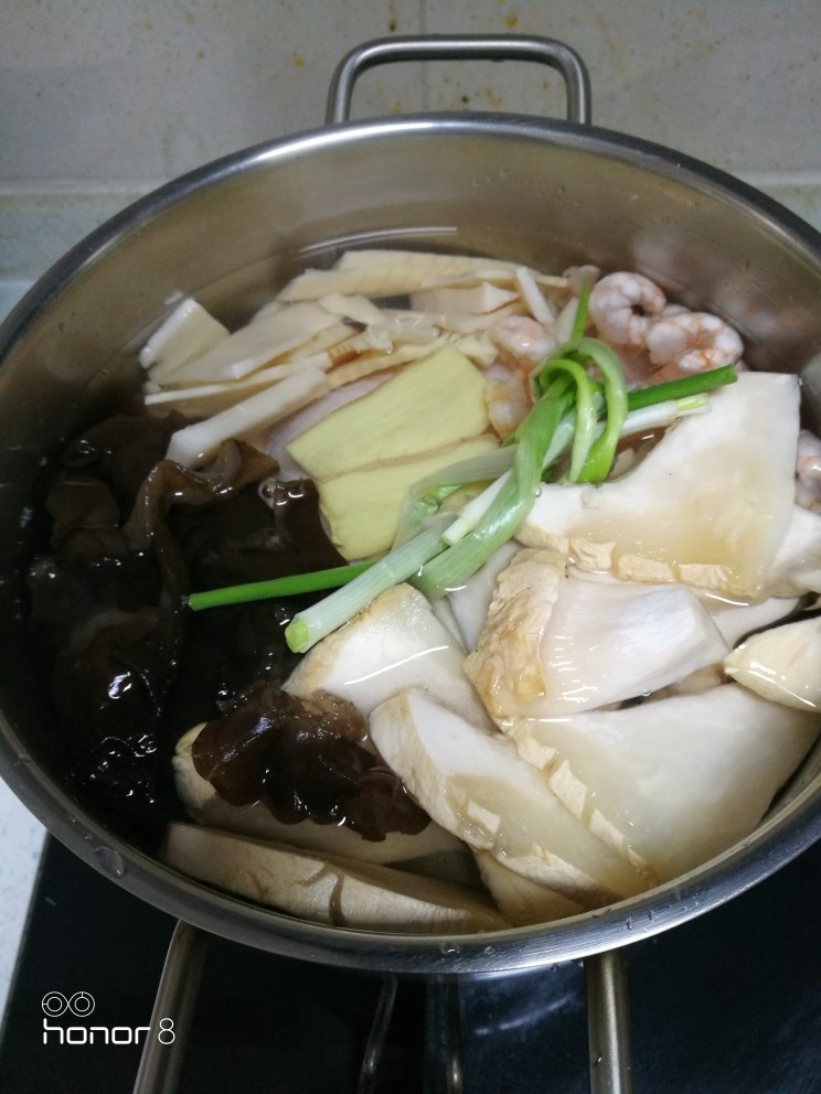 菜谱#灵芝茹煲鸡汤#(创建于1/11~2018),然后加上食材的3~4的清水,烧煮开后转中火煲40分钟。