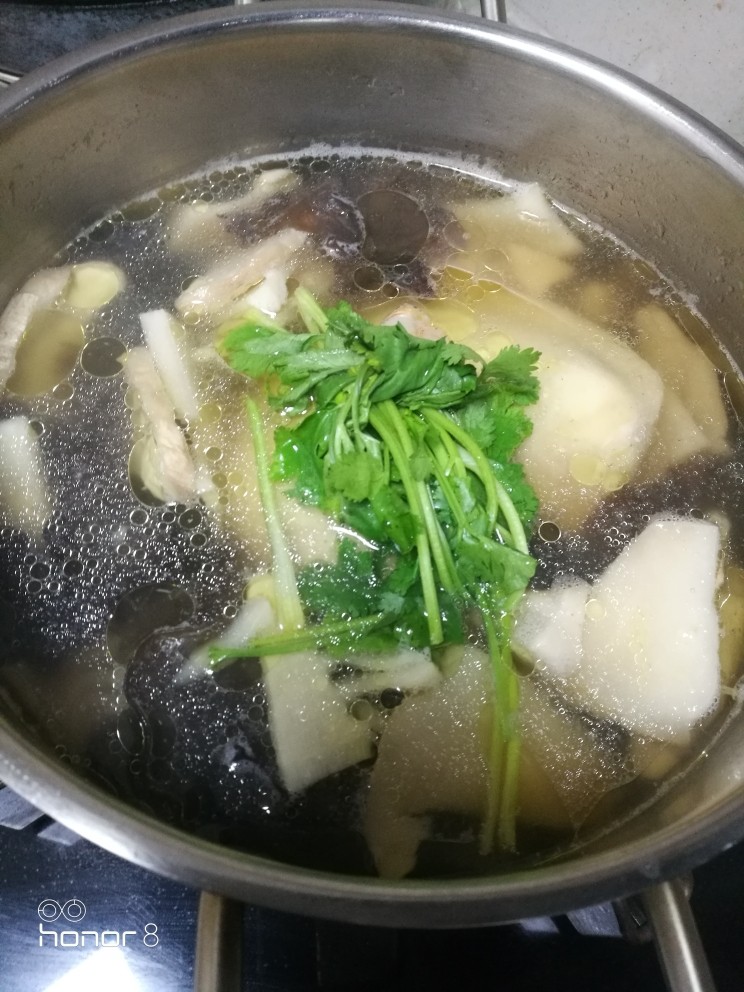 菜谱#灵芝茹煲鸡汤#(创建于1/11~2018),烧煮成熟后，放入食盐和<a style='color:red;display:inline-block;' href='/shicai/ 131'>香菜</a>，一道营养丰富，味道鲜美的菜肴即成，0K。