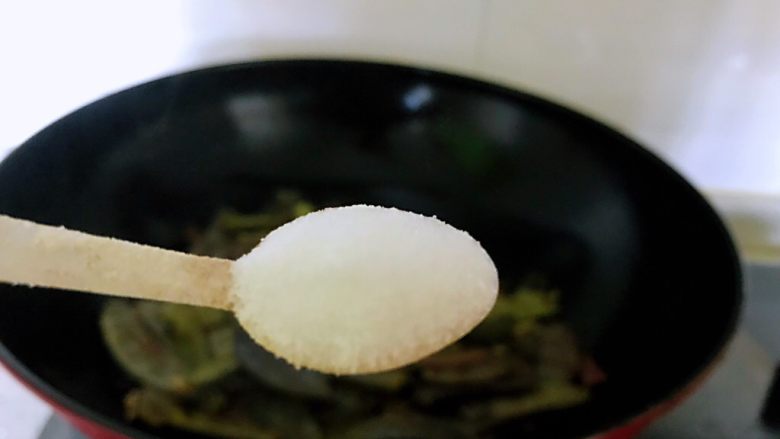 干煸豆角,加入盐,炒匀称,出锅。