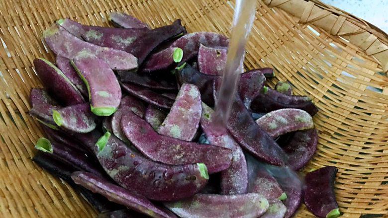 干煸豆角,摘去扁豆两头,清洗干净。