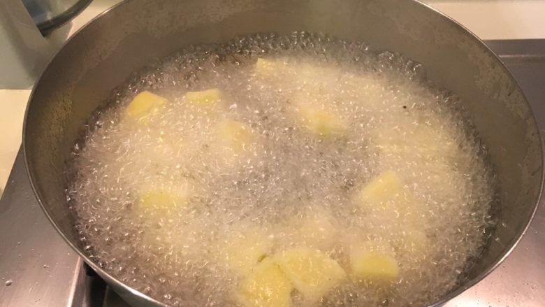 香草马铃薯,直接入锅,中小火维持油温炸至金黄微焦熟透(约10分钟)炸时别忘翻动一下让各面都上色