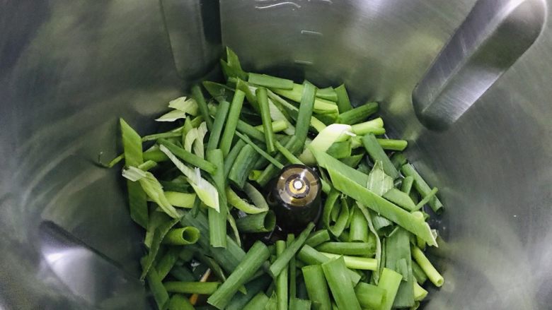 葱油拌面,加入<a style='color:red;display:inline-block;' href='/shicai/ 3232'>香葱</a>
设置：25分钟120度L档
炒制<a style='color:red;display:inline-block;' href='/shicai/ 3232'>香葱</a>焦黄即可