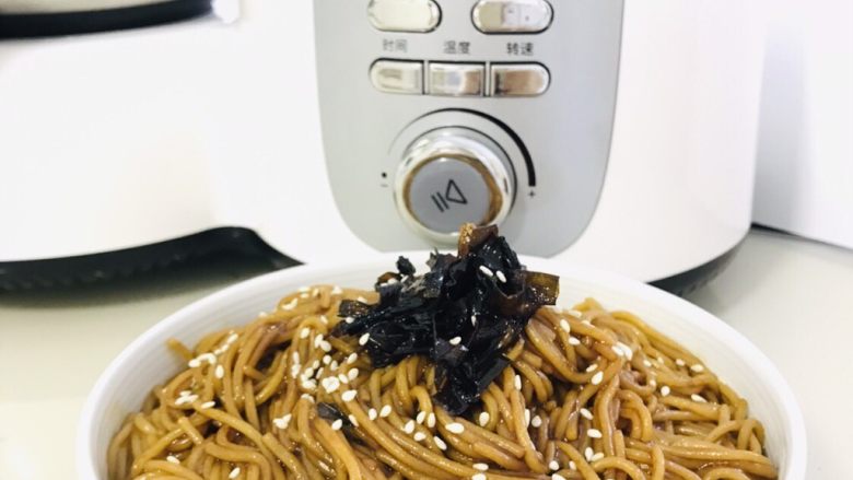 葱油拌面,今天撒上了熟芝麻  更香了