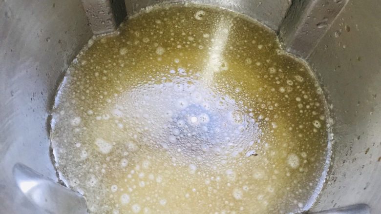 葱油拌面,刚刚做过葱油酱的主锅不用清洗加入1000克的<a style='color:red;display:inline-block;' href='/shicai/ 156925'>水</a>烧开
设置：8分钟120度