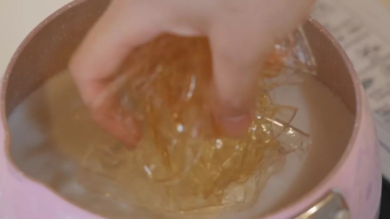 椰子奶冻,加入泡软的吉利丁片,搅拌融化。