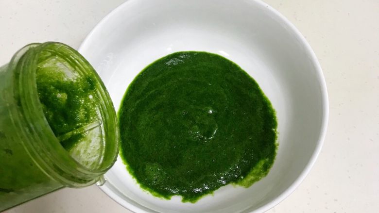 菠菜戚风(8寸中空模),把切好的菠菜加入料理杯中,搅打成泥,若实在无法搅打开,可以加少许清水。